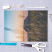 日没のひまわり畑に囲まれた納屋 薄葉紙 (クラフト)