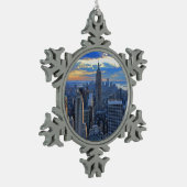 日没のアプローチとして夕方NYCのスカイライン スノーフレークピューターオーナメント (左)