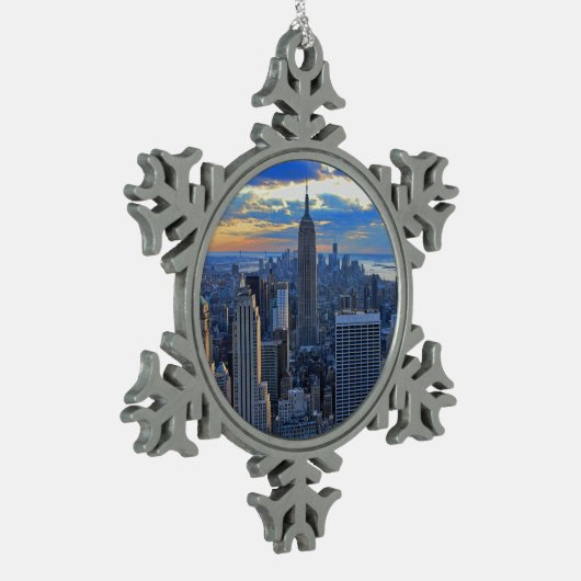 日没のアプローチとして夕方NYCのスカイライン スノーフレークピューターオーナメント (左)
