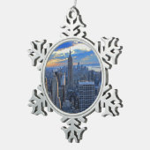 日没のアプローチとして夕方NYCのスカイライン スノーフレークピューターオーナメント (右)