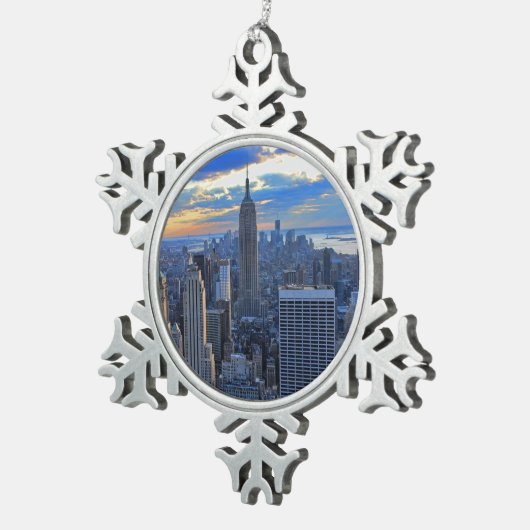 日没のアプローチとして夕方NYCのスカイライン スノーフレークピューターオーナメント (右)