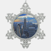 日没のアプローチとして夕方NYCのスカイライン スノーフレークピューターオーナメント (正面)