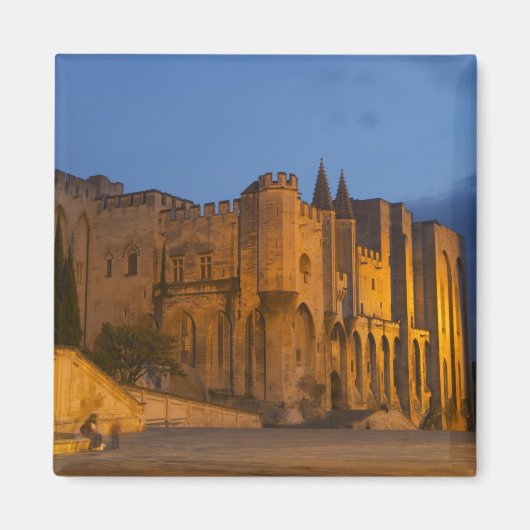 日没のアヴィニョンの教皇の宮殿。ビルド マグネット (正面)