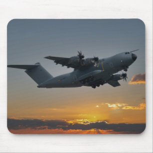 日没のエアバスA400M マウスパッド