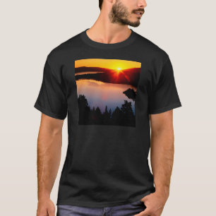 日没のエメラルド湾タホ湖 Tシャツ