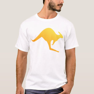 日没のオレンジオーストラリアのカンガルーのホッピング Tシャツ