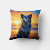日没のオ션・ビーチに座る犬 クッション (裏面)