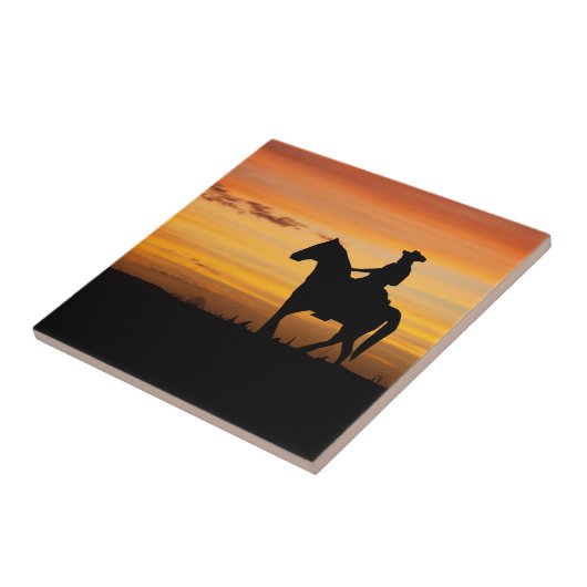 日没のカウボーイまたは女性のカーボーイの乗馬馬 タイル (側面)