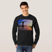 日没のサーファーの砂及び雲 Tシャツ (正面フル)