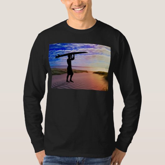 日没のサーファーの砂及び雲 Tシャツ (正面)