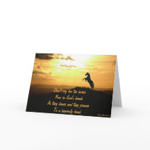 日没のシルエットで育てている馬