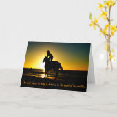 日没のシルエットのビーチの馬そしてライダー カード (黄色い花)