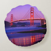 日没のパン屋のビーチのゴールデンゲートブリッジ ラウンドクッション (裏面)