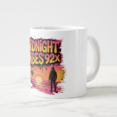 日没のビーチに手のひらをつける人 ジャンボコーヒーマグカップ (正面右)