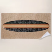 日没のビーチのハワイのフェイクな木製のサーフボード-黒 ビーチタオル (正面)