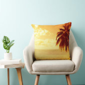 日没のビーチの熱帯ヤシの木は置きます クッション (椅子)