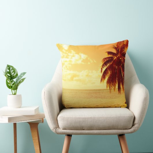 日没のビーチの熱帯ヤシの木は置きます クッション (椅子)