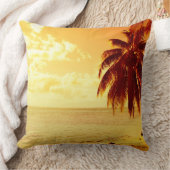 日没のビーチの熱帯ヤシの木は置きます クッション (ブランケット)