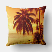 日没のビーチの熱帯ヤシの木は置きます クッション (裏面)