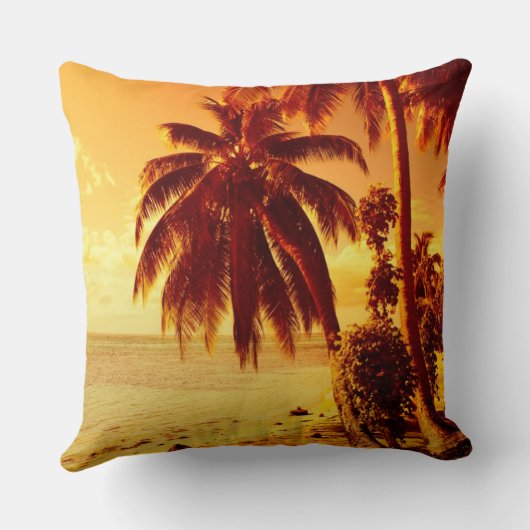 日没のビーチの熱帯ヤシの木は置きます クッション (裏面)