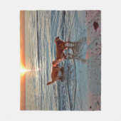 日没のフリースの投球のゴールデン・リトリーバー フリースブランケット (正面)