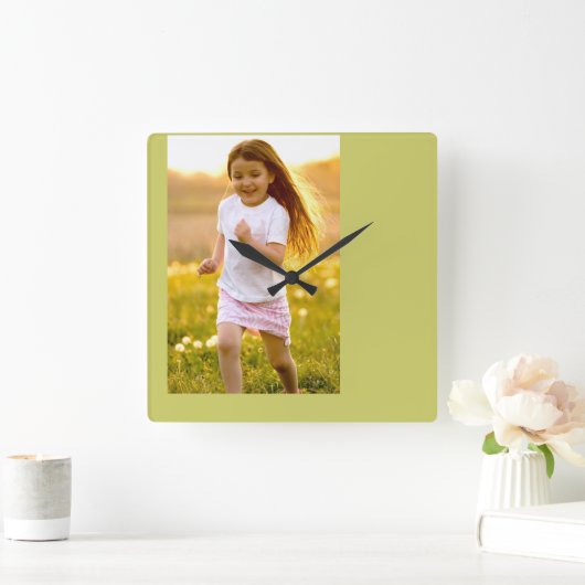 日没の写真の時計ののんきで幸せな女の子のランニング スクエア壁時計 (ホーム)