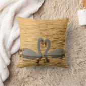 日没の写真の白鳥のカップルの会合 クッション (ブランケット)