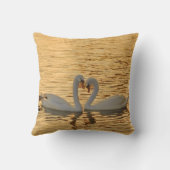 日没の写真の白鳥のカップルの会合 クッション (裏面)