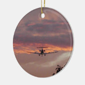 日没の商業ジェット機の着陸 セラミックオーナメント (左)