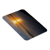 日没の地平線に沿ったチャパラ湖と山 マグネット (右側)