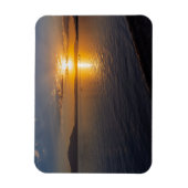 日没の地平線に沿ったチャパラ湖と山 マグネット (縦)