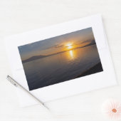 日没の地平線に沿ったチャパラ湖と山 長方形シール (封筒)