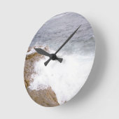 日没の崖サンディエゴで衝突する波 ラウンド壁時計 (傾斜)
