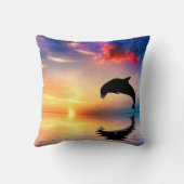 日没の投球のイルカのダイビング クッション (裏面)