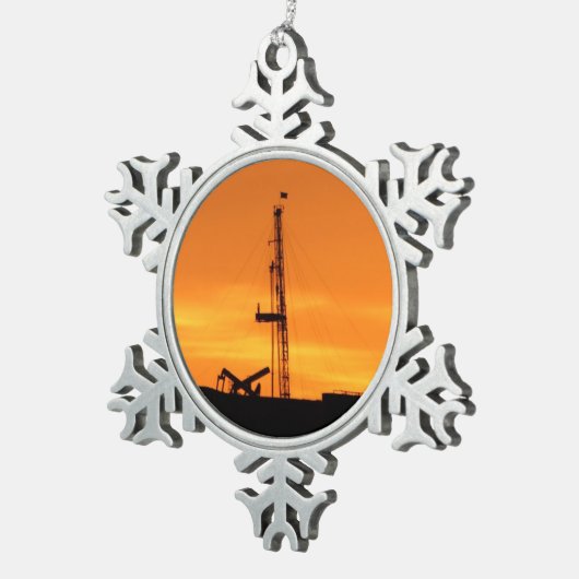 日没の改修の装備のシルエット スノーフレークピューターオーナメント (右)