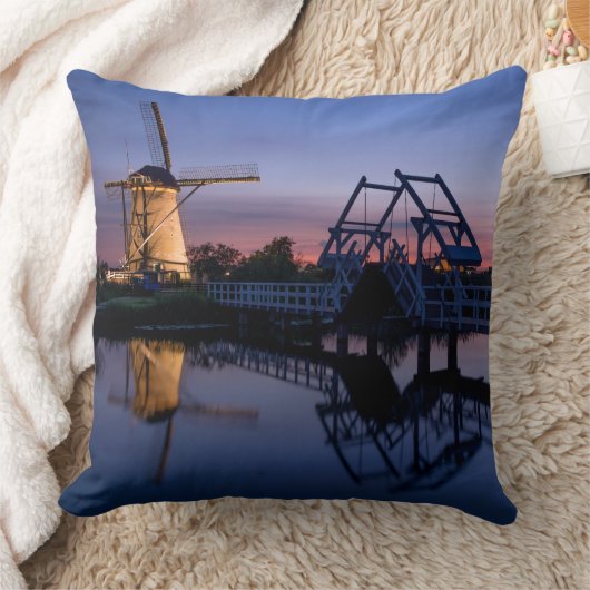 日没の枕の風車そして可動橋 クッション (ブランケット)
