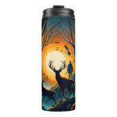 日没の森で鹿の狩人のシルエット。 タンブラー (正面)