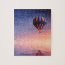 日没の海上の熱気の気球