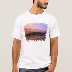 日没の海岸に沿う道及び灯台 Tシャツ
