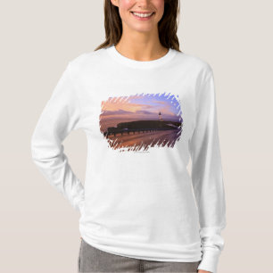日没の海岸に沿う道及び灯台 Tシャツ