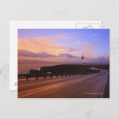 日没の海岸沿いの道路と灯台 ポストカード (正面/裏面)