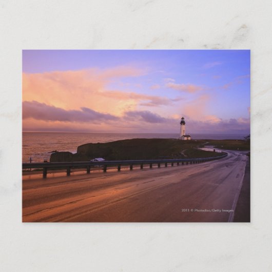 日没の海岸沿いの道路と灯台 ポストカード (正面)