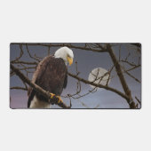 日没の満月の下の禿げたワシ デスクマット (正面)