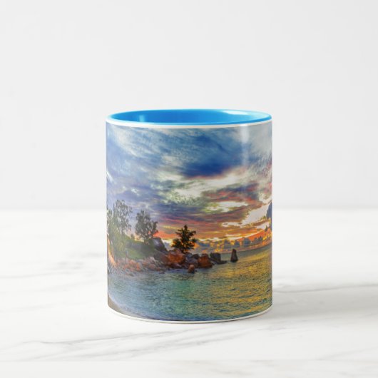 日没の熱帯ビーチのカフェ ツートーンマグカップ (中央)