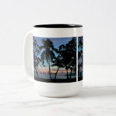 日没の熱帯ビーチ ツートーンマグカップ (正面左)