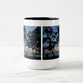 日没の熱帯ビーチ ツートーンマグカップ (中央)