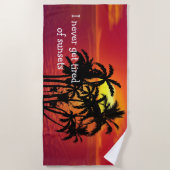 日没の熱帯ヤシの木のシルエット ビーチタオル (正面)