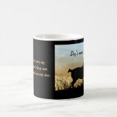 日没の犬そして女性 コーヒーマグカップ (中央)
