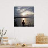 日没の男性魚釣りのシルエット ポスター (キッチン)
