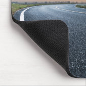 日没の空に対する空のタールマカダム舗装の道 マウスパッド (コーナー)